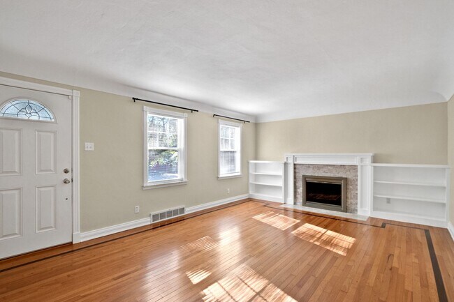 Building Photo - Webster Wonder w/ Floors Galore!
