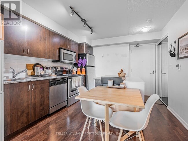 Building Photo - 215 Fort York Blvd