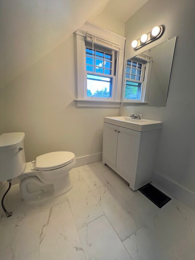 Primary bath - 5622 Prentice St