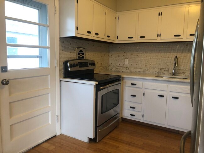 Stainless steel appliances - 12 Felix Plz