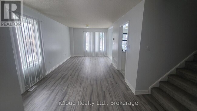 Photo du bâtiment - 150 Twin Pines Cres