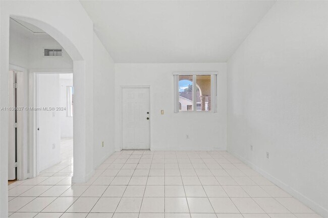 Building Photo - 1658 SE 28th Ct