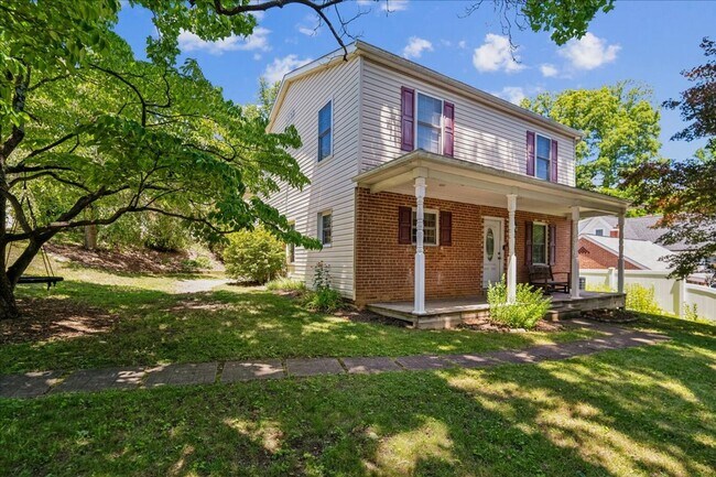 Building Photo - Cozy 3BE/2.5BA Colonial in Takoma Park with screened porch!