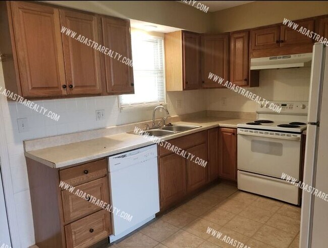 Building Photo - 3 Bedroom Duplex in Olathe North District-Available in AUGUST!!
