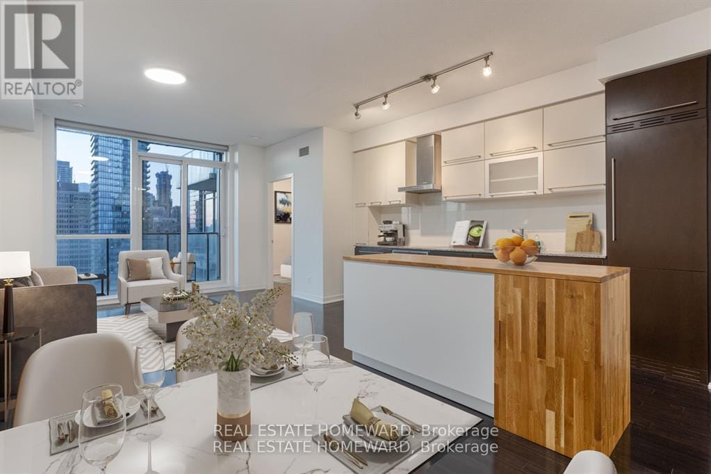 Photo principale - 770-2770 Bay St.