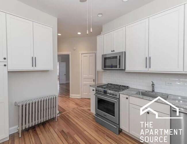 Building Photo - 334 W Dickens Ave
