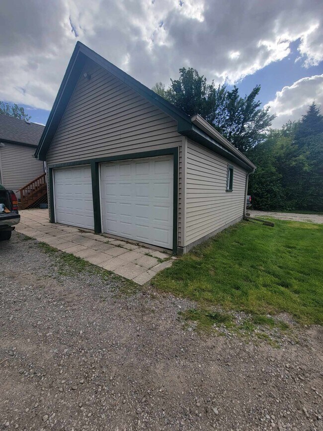 Building Photo - 4310 W Ridge Rd