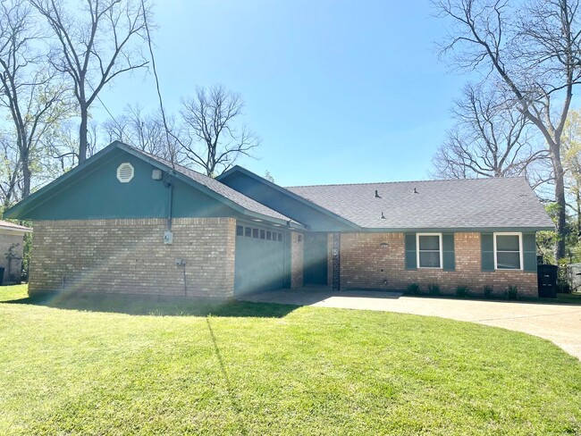 Building Photo - 3 Bedroom 2 Baths 1457 sq/ft - Close to sh...