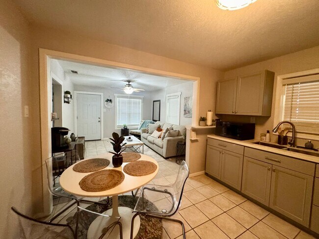 Building Photo - Harlandale 3 bedroom, 2 bath