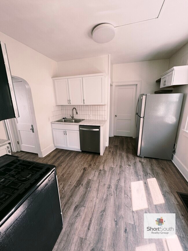 Building Photo - Updated 3 Bed 2 Bath Home off Emerald For-...