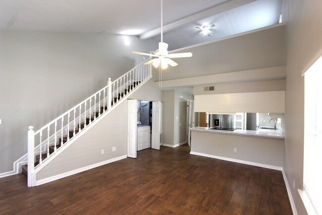 Foto del edificio - 2534 Golden Park Ln