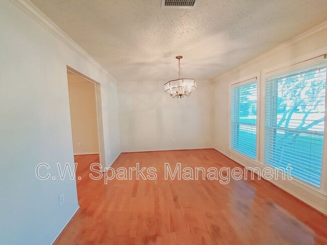 Foto del edificio - 1005 Harness Ln