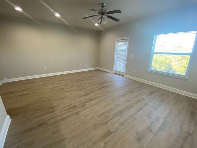 Building Photo - Spacious Modern Townhome; Conveniently Loc...