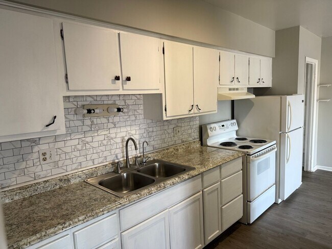 Building Photo - Spacious 1 Bed 1 Bath in the heart of Speedway!