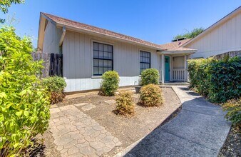 Building Photo - 1605 Dale Cove
