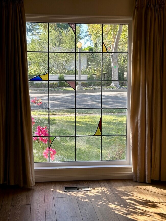 Building Photo - 630 Mercedes Ave