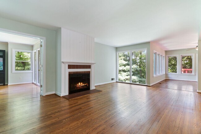 Building Photo - Spacious Mid Century Modern Arlington Home | Prime Location Near Clarendon & Metro