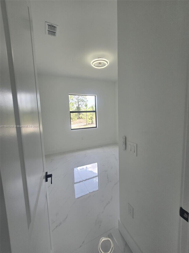 Foto del edificio - 987 Edgerton Ave