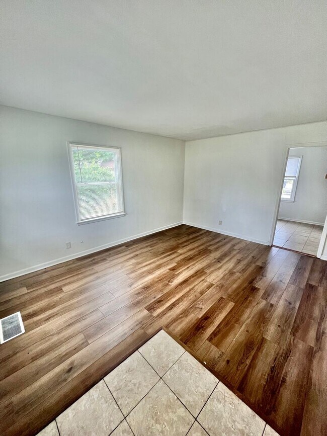 Building Photo - NEW LISTING! 1 Bedroom Duplex