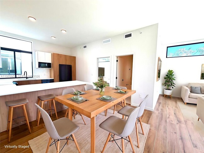 Foto del edificio - 529 NE 61st St