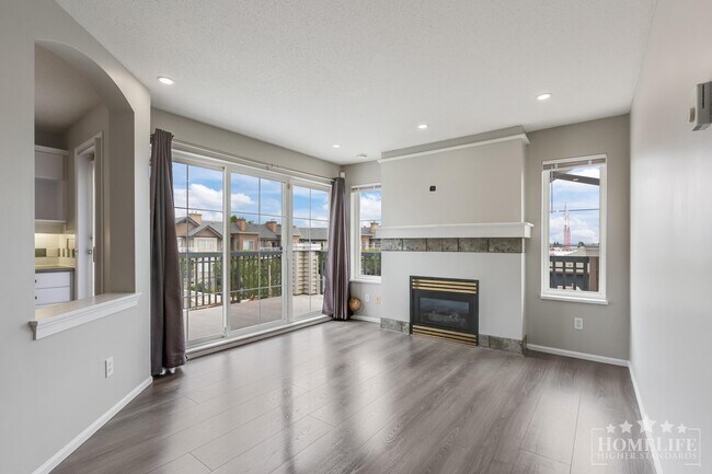 Building Photo - Spacious Top Floor 2 Bedroom + Den Corner Condo for Rent at Rockport – Langley
