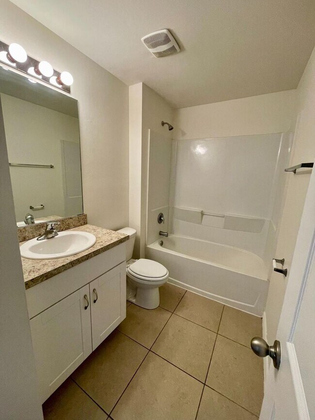 Foto del edificio - Spacious 4 bed 2 bath Well-Maintained Family Home for Rent