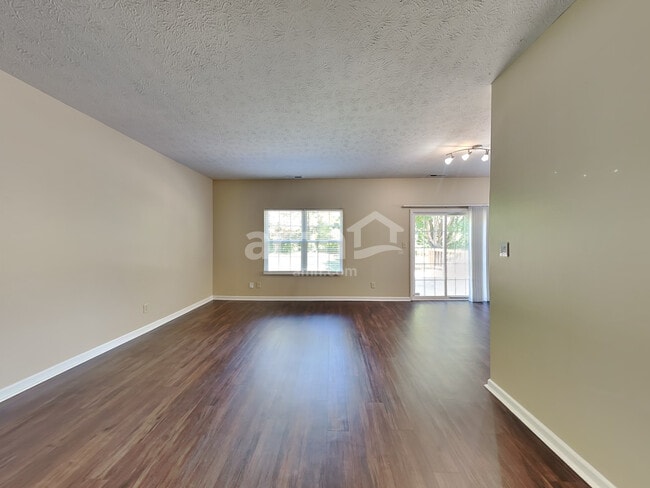 Foto del edificio - 8060 Chesterhill Way