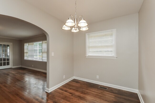 Building Photo - Cute renovated 2 bedroom, 1 bath bungalow