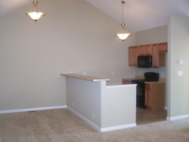 Building Photo - 3 bed, 2 bath, 2 car garage townhouse w/ b...