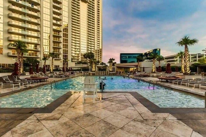 Foto principal - MGM 12809 Signature Studio Strip View by V...