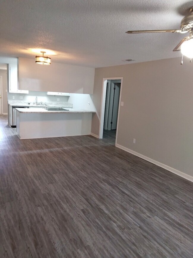 Foto del edificio - 2314 E Alberson Dr