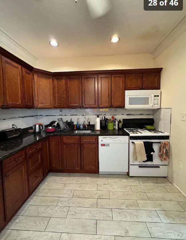 Foto del edificio - Watch YT Video Tour! Modern Apt w Ht/HW Included, Near T, NO FEE, Reduced Pricing! Spacious, Sunny!