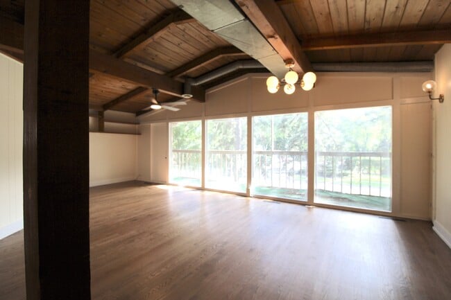 Building Photo - 956 Deerfield Rd