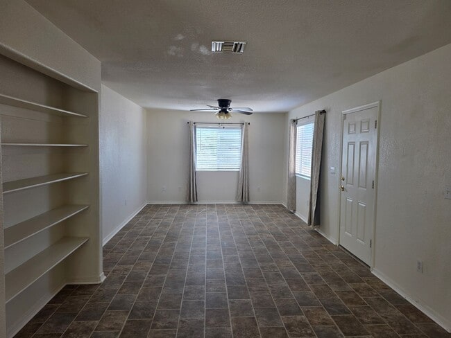 Building Photo - 3 Bed/2 bath home located in desirable Holiday Shores, Bullhead City AZ.