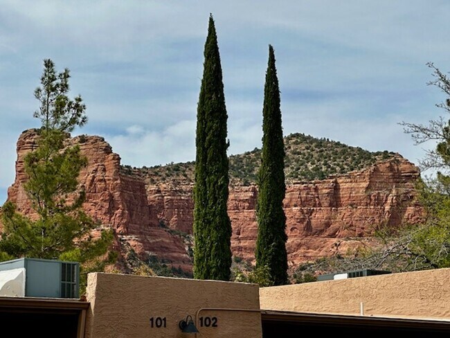 Foto del edificio - 130 Castle Rock Rd
