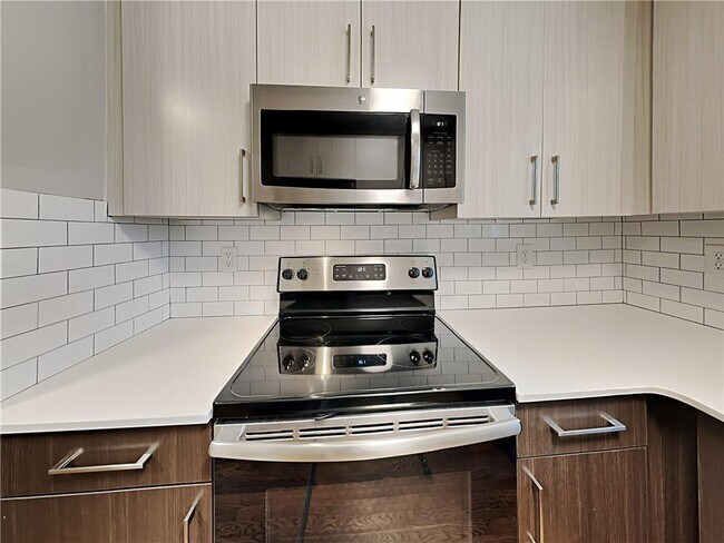 Foto del edificio - 880 N Highland Ave NE