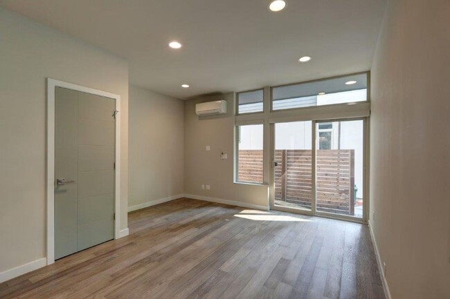 Building Photo - Luxurious 3bd, 2ba Townhouse Available wit...