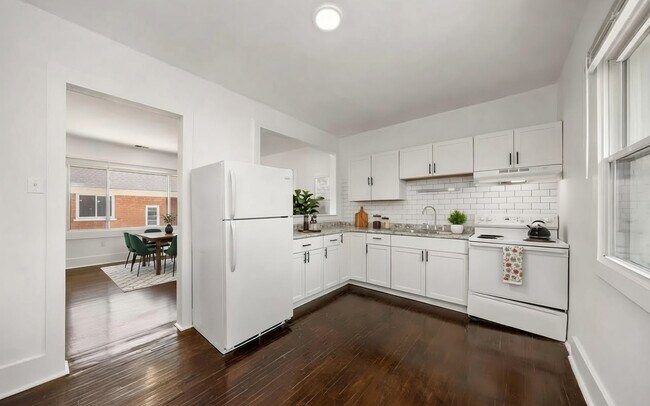 Una cocina elegante y renovada. La imagen es prácticamente una puesta en escena. - 1975 Gladstone St