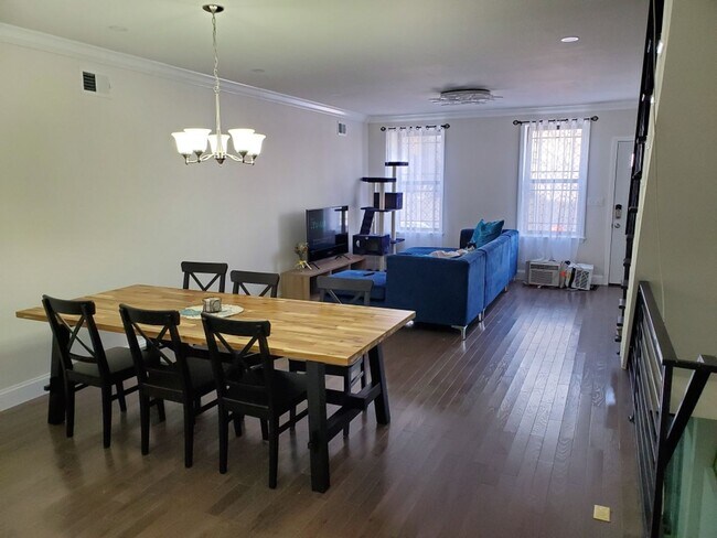 Building Photo - Recently Renovated 3-Bedroom Townhouse in ...