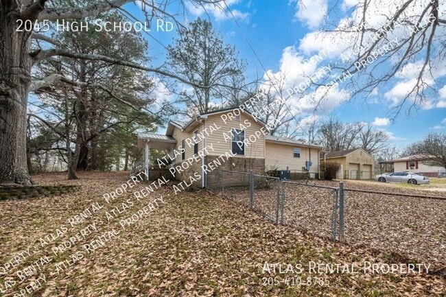 Foto del edificio - 2045 High School Rd