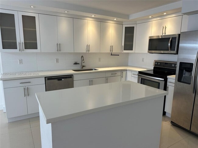 Building Photo - 6039 Collins Ave