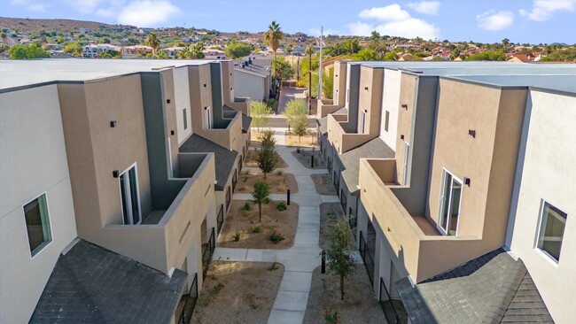 Building Photo - 2121 E Voltaire Ave