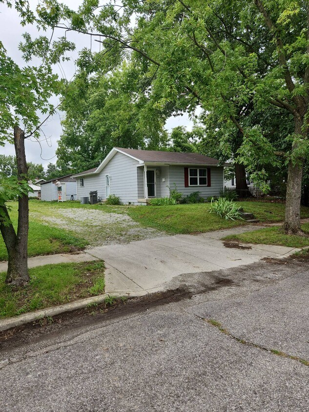 Primary Photo - 1220 E Edwards Ave