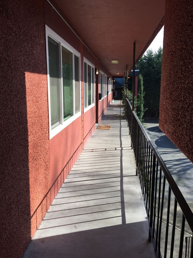 Building Photo - Lower level 2bed, hardwoods, dishwasher, all dogs welcome!