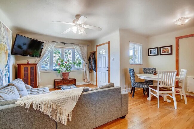 Building Photo - 2933 Ivanhoe St