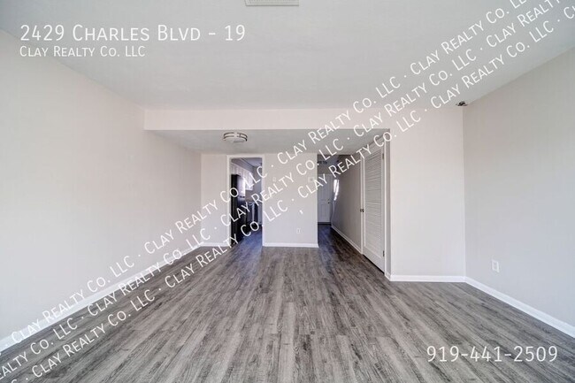 Foto del edificio - 2429 Charles Blvd