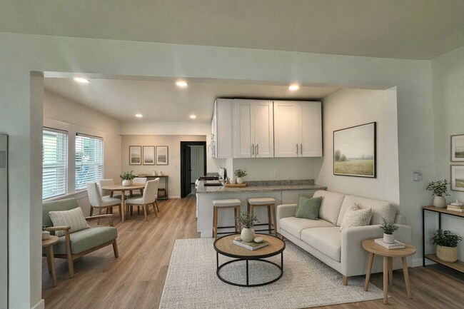 Foto del edificio - 5 Bed/2 Full Baths W/Washer&Dryer Hook Ups!