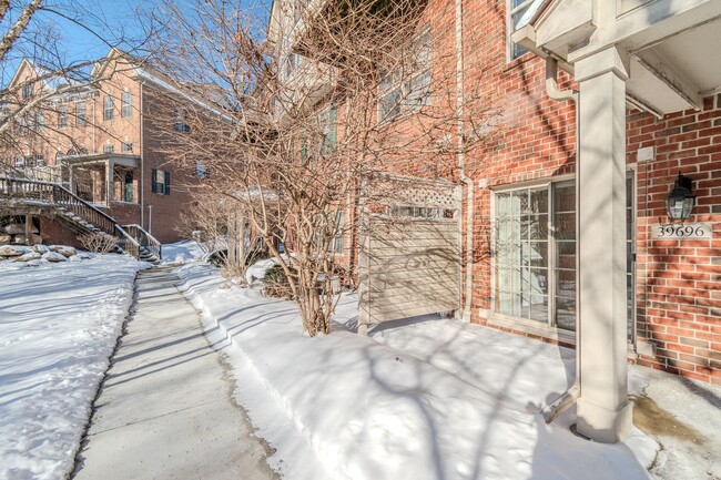 Foto del edificio - Charming 2-Bed 2.5-Bath with Attached Garage in the desirable Northville Twp (AVAILABLE NOW!)