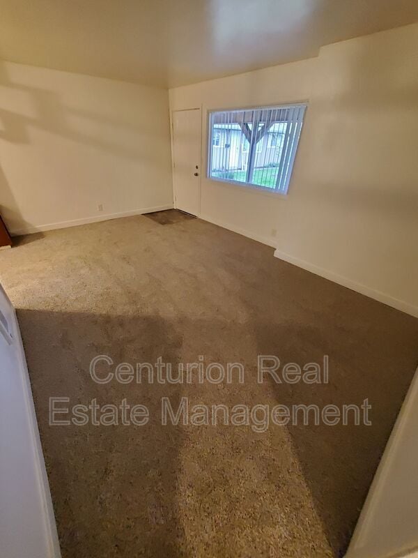 Building Photo - 910 Fir St S