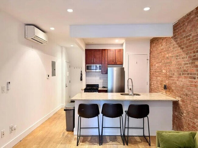 Foto del edificio - Furnished room/NOT APARTMENT